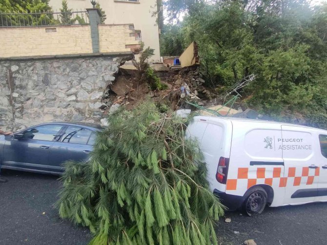 Binanın istinat duvarı araçların üzerine düştü