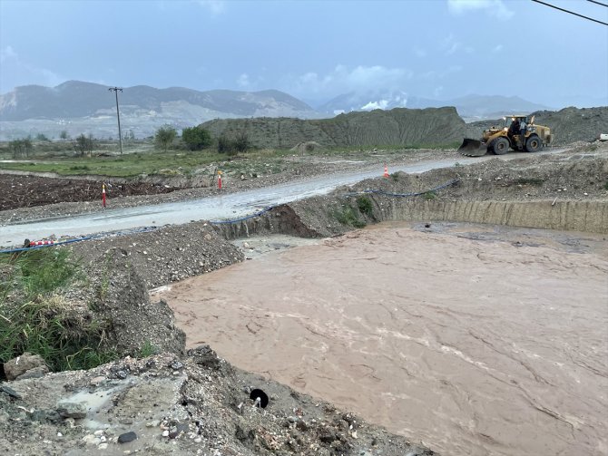 Sağanak ve dolu taşkınlara ve hasara neden oldu