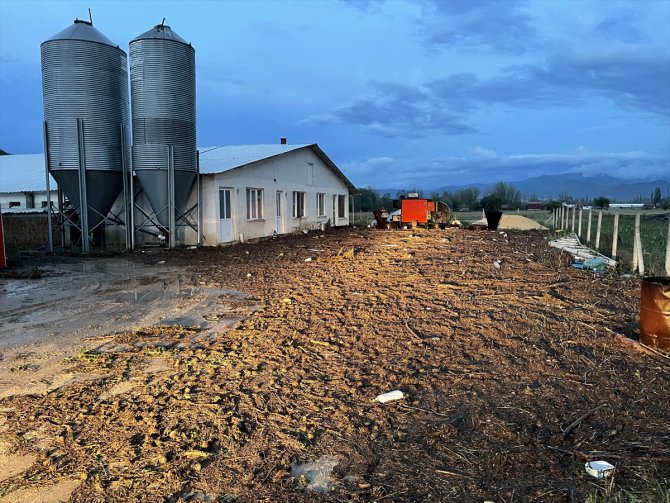 Sağanak ve dolu taşkınlara ve hasara neden oldu