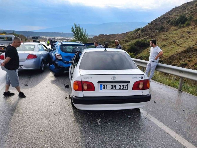 D100 karayolunda otomobil kaza yapan araçlara çarptı: 3 yaralı