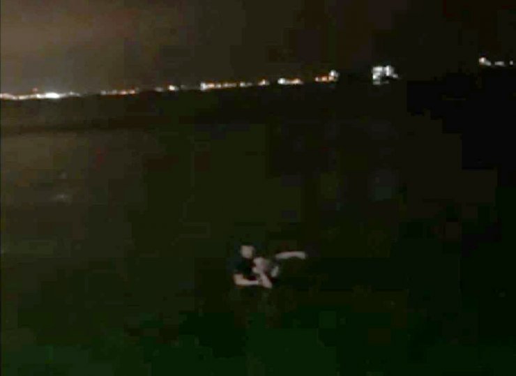 Denize düşeni zabıta amiri kurtardı