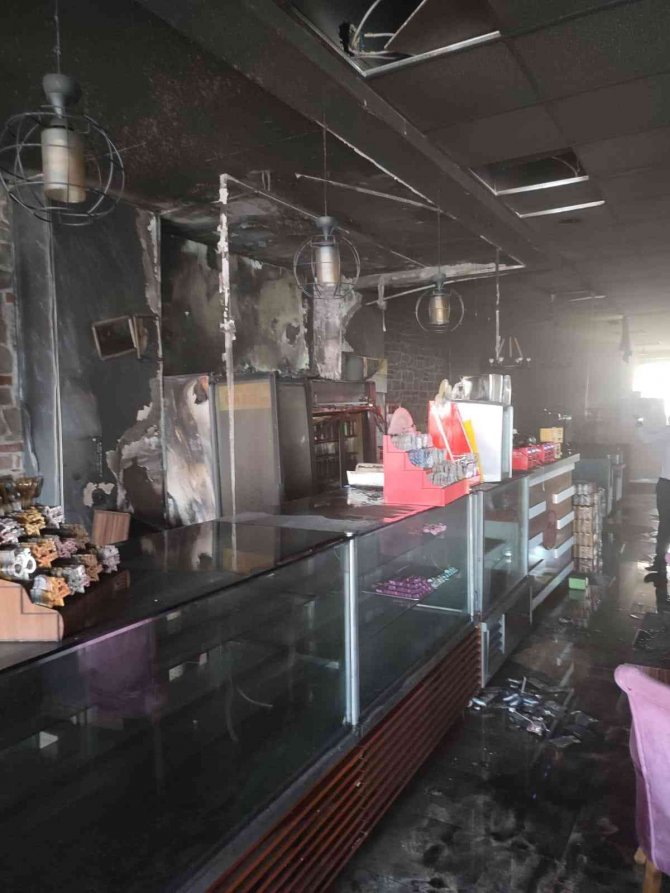 Kafede korkutan yangın