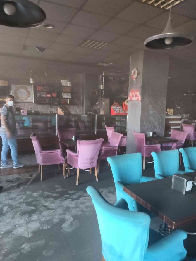 Kafede korkutan yangın