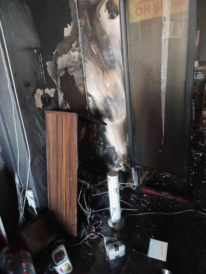 Kafede korkutan yangın