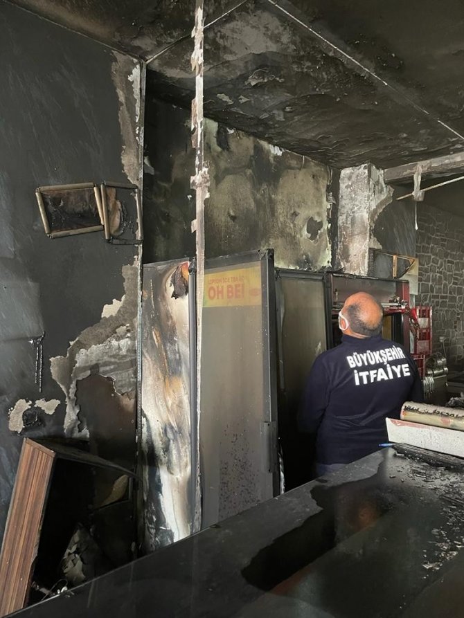 Kafede korkutan yangın