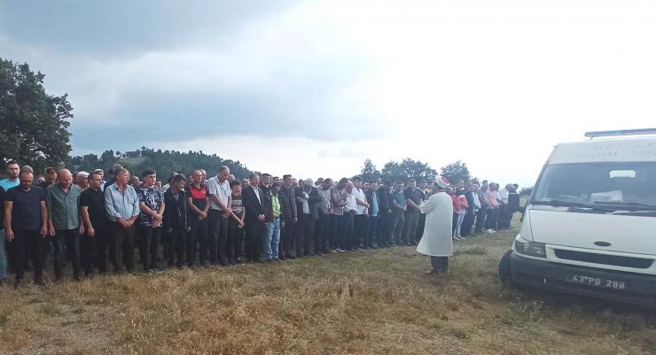 Kazada ölen 21 yaşındaki Burak, toprağa verildi