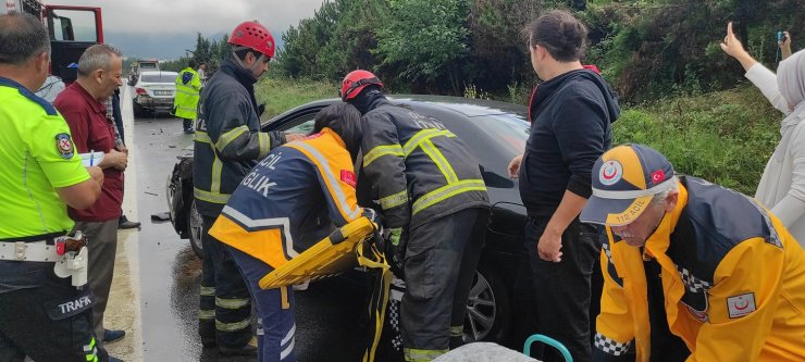 Oto kurtarıcıdan düşen araca, otomobil çarptı: 1 ölü, 4 yaralı