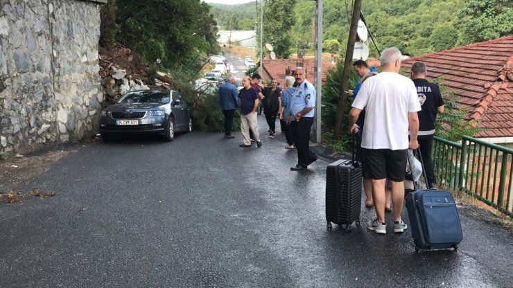 Sarıyer'de istinat duvarı çöktü 