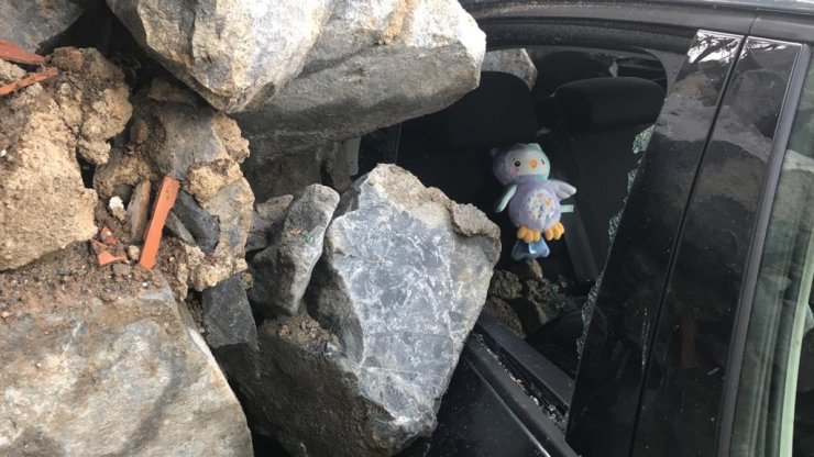 Sarıyer'de istinat duvarı çöktü 