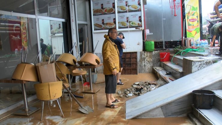 Sarıyer’de işyerlerini su bastı