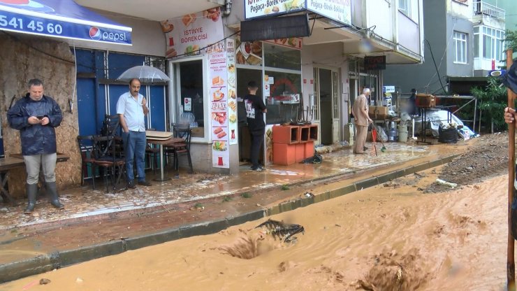 Sarıyer’de işyerlerini su bastı