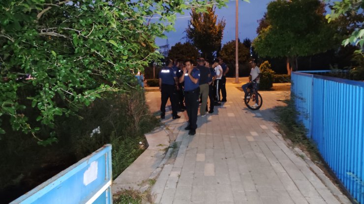 Sulama kanalına düşen yeğenini kurtarmak isterken akıntıda kayboldu