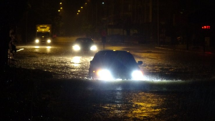 Suyla dolan caddede sırtına aldığı yaşlı kadını yolun karşısına geçirdi