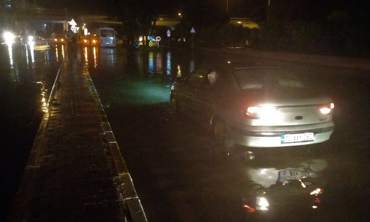 Suyla dolan caddede sırtına aldığı yaşlı kadını yolun karşısına geçirdi