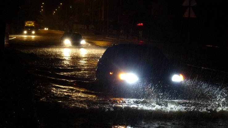 Suyla dolan caddede sırtına aldığı yaşlı kadını yolun karşısına geçirdi
