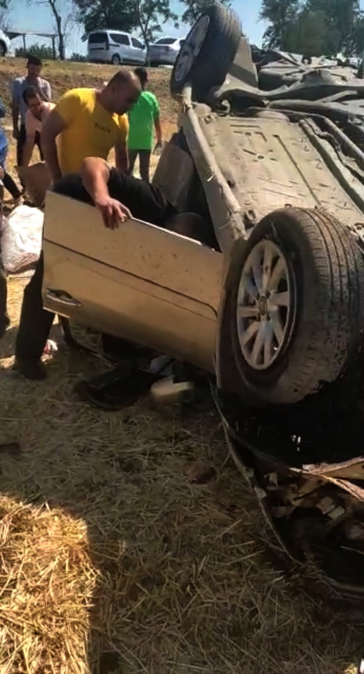 Tarlaya uçan otomobildeki 7 kişi yaralandı