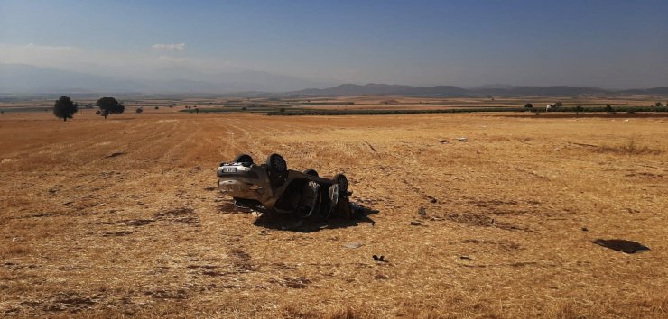 Tarlaya uçan otomobildeki 7 kişi yaralandı