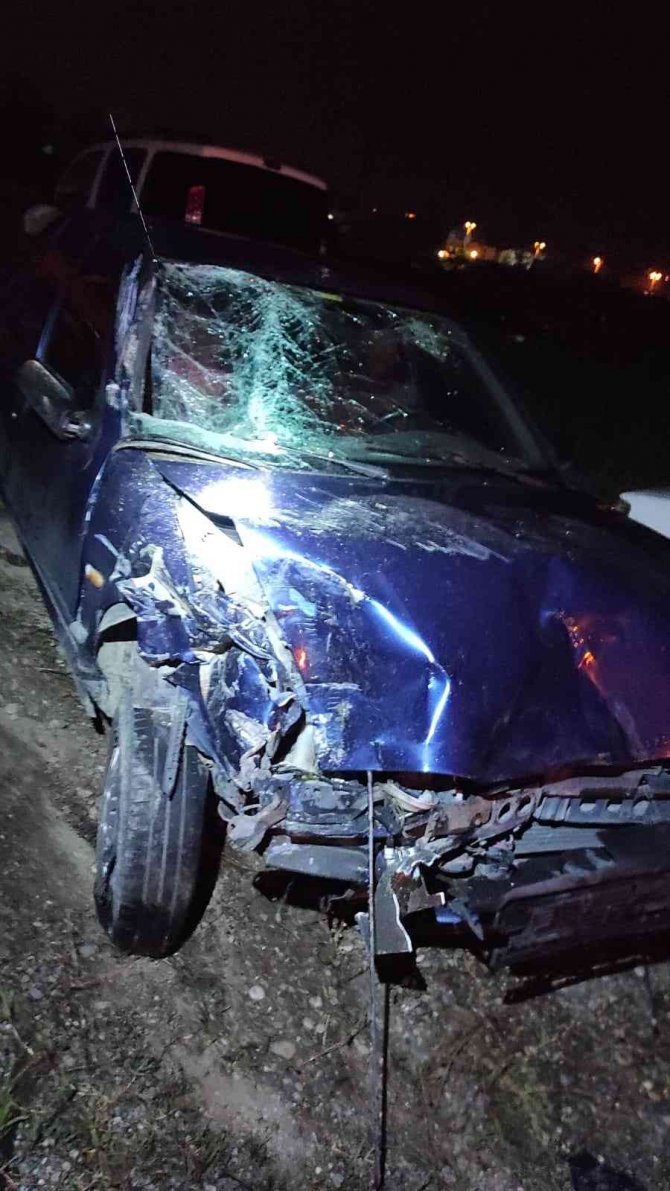 Traktör ile otomobil çarpıştı: 4 yaralı