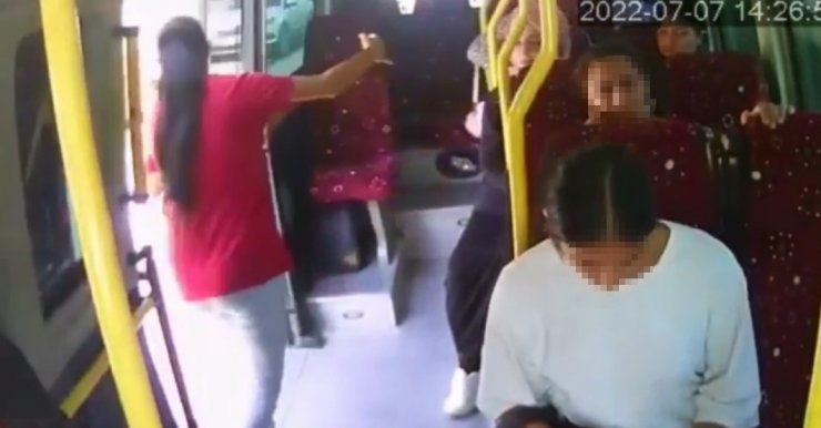 Akıl almaz olay! Seyir halindeki minibüsün açık kapısından düşen yolcu öldü