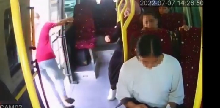 Akıl almaz olay! Seyir halindeki minibüsün açık kapısından düşen yolcu öldü