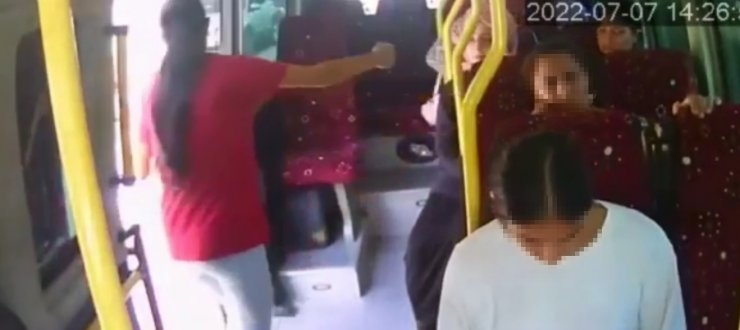 Akıl almaz olay! Seyir halindeki minibüsün açık kapısından düşen yolcu öldü