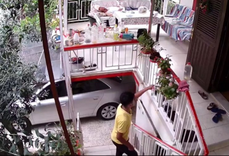 Balkonda uyurken cep telefonu ve ayakkabısı çalındı; o anlar kamerada