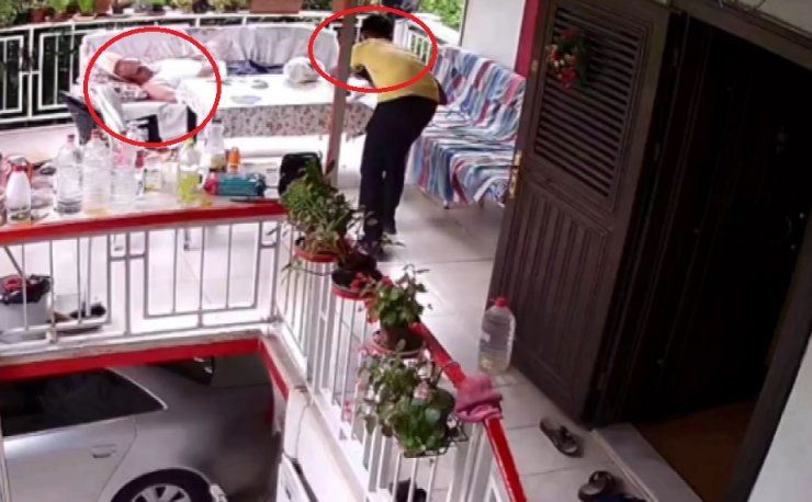 Balkonda uyurken cep telefonu ve ayakkabısı çalındı; o anlar kamerada