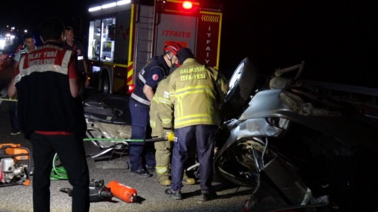 Bariyerlere çarpan otomobil, takla attı: 3 ölü, 2 yaralı