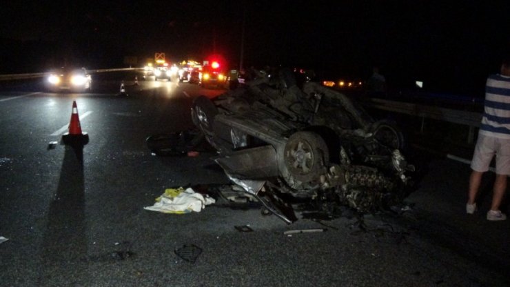 Bariyerlere çarpan otomobil, takla attı: 3 ölü, 2 yaralı