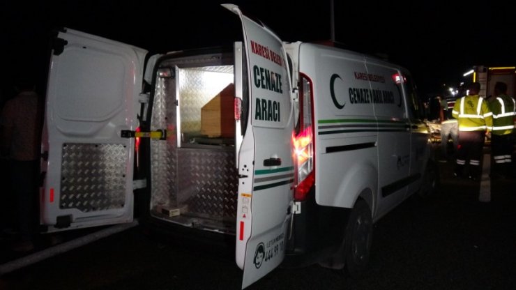 Bariyerlere çarpan otomobil, takla attı: 3 ölü, 2 yaralı