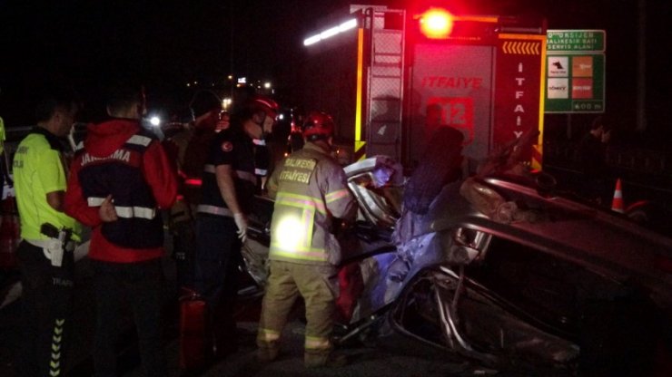 Bariyerlere çarpan otomobil, takla attı: 3 ölü, 2 yaralı