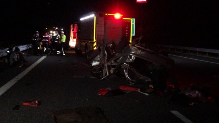 Bariyerlere çarpan otomobil, takla attı: 3 ölü, 2 yaralı
