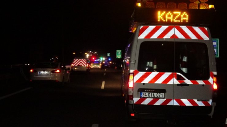 Bariyerlere çarpan otomobil, takla attı: 3 ölü, 2 yaralı