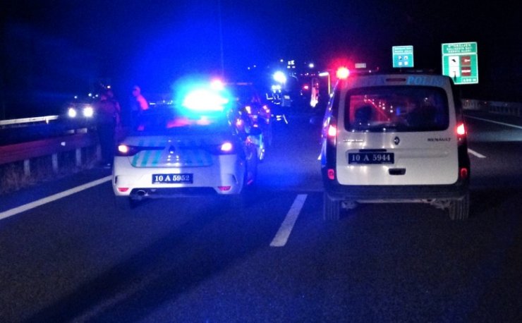 Bariyerlere çarpan otomobil, takla attı: 3 ölü, 2 yaralı