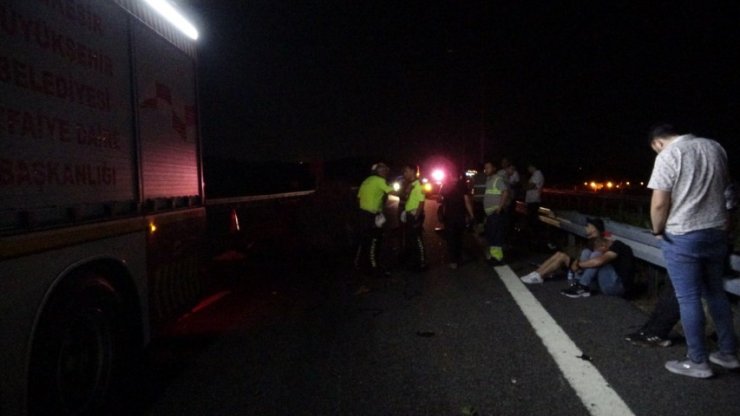 Bariyerlere çarpan otomobil, takla attı: 3 ölü, 2 yaralı