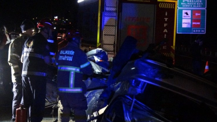 Bariyerlere çarpan otomobil, takla attı: 3 ölü, 2 yaralı