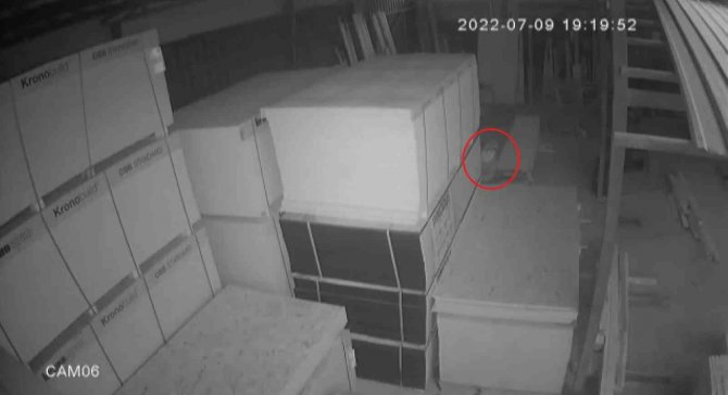 Bayram sakinliğini fırsat bilip 80 bin liralık malzeme çaldılar