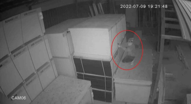Bayram sakinliğini fırsat bilip 80 bin liralık malzeme çaldılar