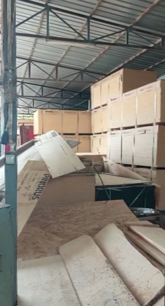 Bayram sakinliğini fırsat bilip 80 bin liralık malzeme çaldılar