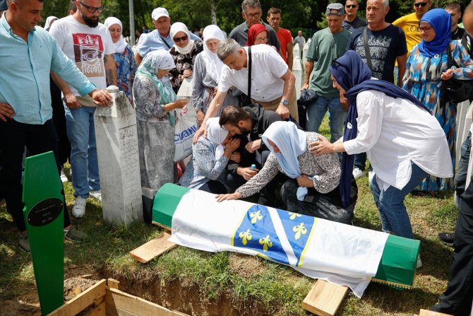 Srebrenitsa soykırımının 50 kurbanı daha toprağa verildi
