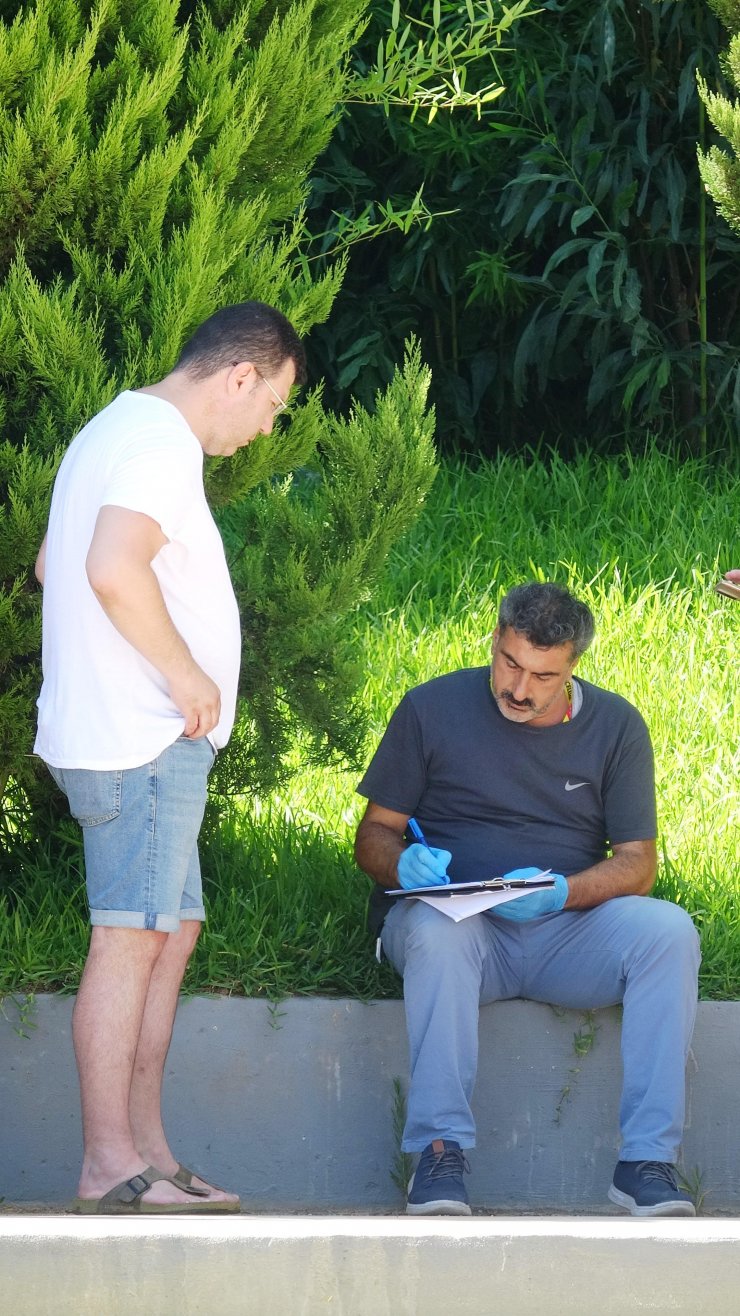 Dalgıcın eline vurup, düşürdüğü telefonu alarak kaçtı