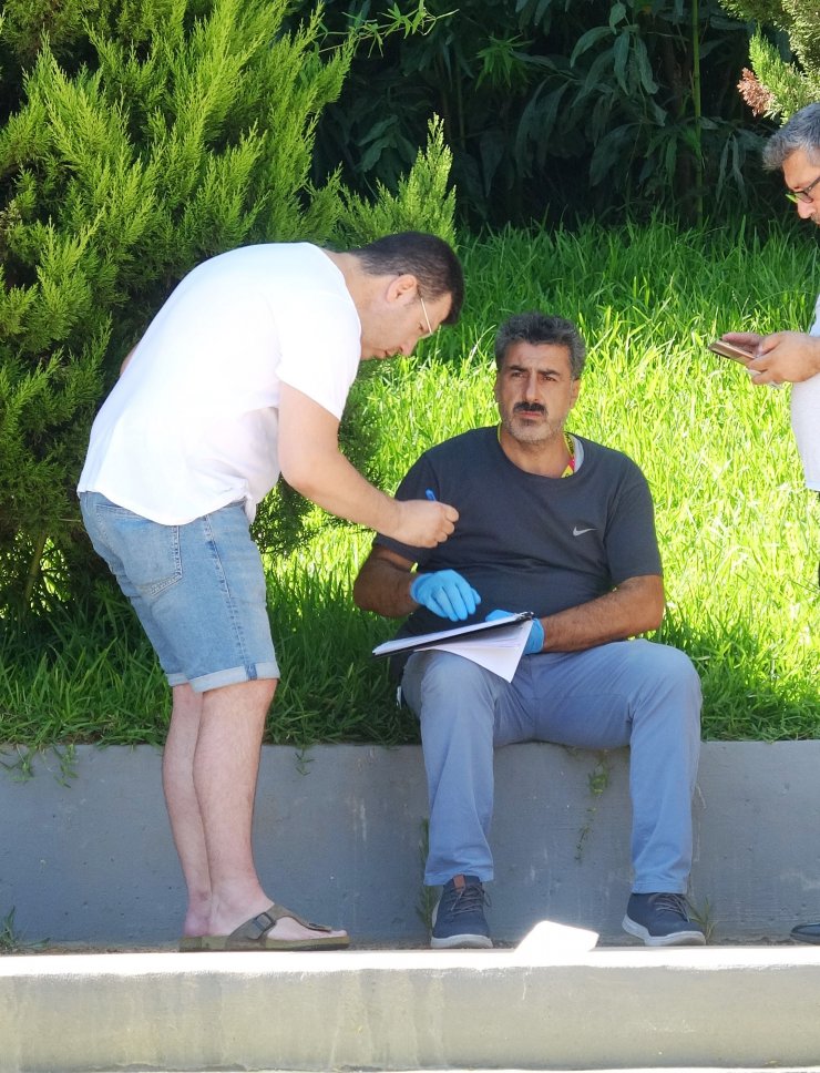 Dalgıcın eline vurup, düşürdüğü telefonu alarak kaçtı