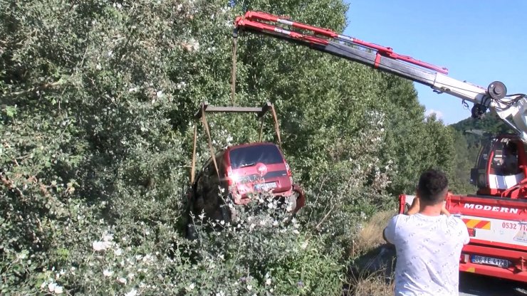Dereye düşen otomobilden burunları bile kanamadan çıktılar