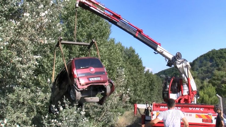 Dereye düşen otomobilden burunları bile kanamadan çıktılar
