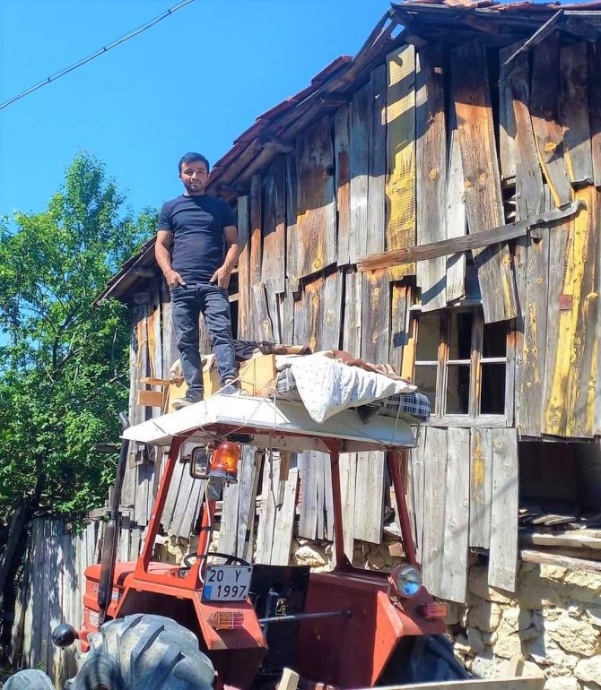Domuz beklemek için traktör kabinine ranza yaptı