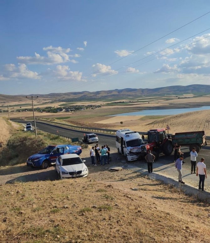 Elazığ’da minibüs ile traktör çarpıştı: 2 yaralı