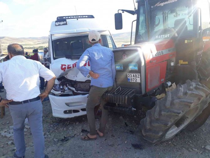 Elazığ’da minibüs ile traktör çarpıştı: 2 yaralı