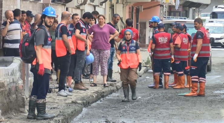 Esenyurt'ta su baskınları sonrası temizlik çalışmaları sürüyor 