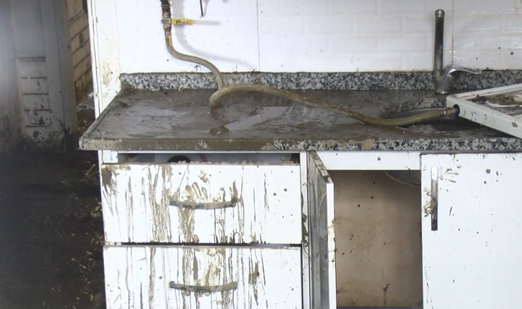 Esenyurt'ta su baskınları sonrası temizlik çalışmaları sürüyor 