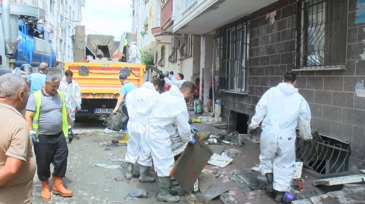 Esenyurt'ta su baskınları sonrası temizlik çalışmaları sürüyor 